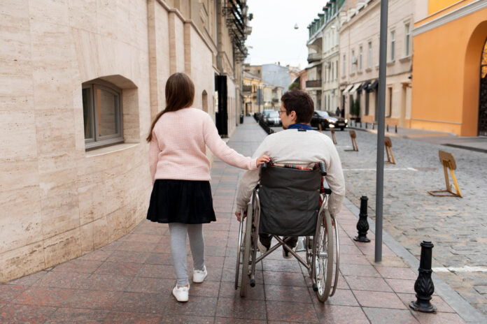 Le persone con disabilità in Italia possono beneficiare di significative agevolazioni fiscali, in particolare una riduzione dell'IVA al 4% sull'acquisto di veicoli. Recentemente, le procedure per accedere a queste agevolazioni sono state semplificate per rendere il processo più agevole e accessibile. Normativa di Riferimento L'aliquota ridotta al 4% per l'acquisto di veicoli destinati a persone con disabilità è disciplinata dal decreto del Ministero delle Finanze del 16 maggio 1986. Questo decreto stabilisce le condizioni e la documentazione necessaria per ottenere l'agevolazione. Il recente decreto del 13 gennaio 2022 ha introdotto ulteriori semplificazioni, che sono entrate in vigore il 29 gennaio 2022. Documentazione Necessaria Tradizionalmente, per beneficiare dell'IVA ridotta, il beneficiario doveva fornire una serie di documenti al momento dell'acquisto: Fotocopia della patente di guida speciale. Certificato medico rilasciato da una delle Commissioni mediche provinciali, attestante le ridotte o impedite capacità motorie. Dichiarazione sostitutiva di atto notorio attestante che negli ultimi quattro anni non è stato effettuato un altro acquisto con l'agevolazione IVA al 4%. Con il decreto del 2022, queste procedure sono state semplificate. Ora, i soggetti possono presentare una copia semplice della patente di guida, purché essa contenga l'indicazione degli adattamenti necessari per il veicolo, prescritti dalle commissioni mediche locali. Vantaggi della Semplificazione Le nuove disposizioni riducono significativamente il carico burocratico per i beneficiari. La possibilità di presentare documentazione più semplice e meno onerosa facilita l'accesso all'agevolazione, permettendo alle persone con disabilità di ottenere veicoli adeguati alle loro esigenze con maggiore facilità.